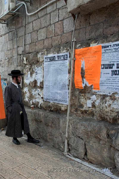 20100409_122133 D3.jpg - Man reading poster, Mea Shearim